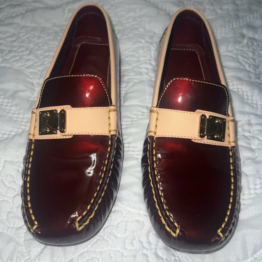 Women AUTHENTIC Louis Vuitton Burgundy and Beige moccasins